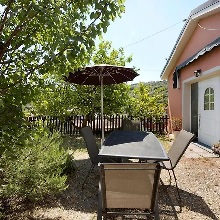 Casetta Rosa Con Giardino